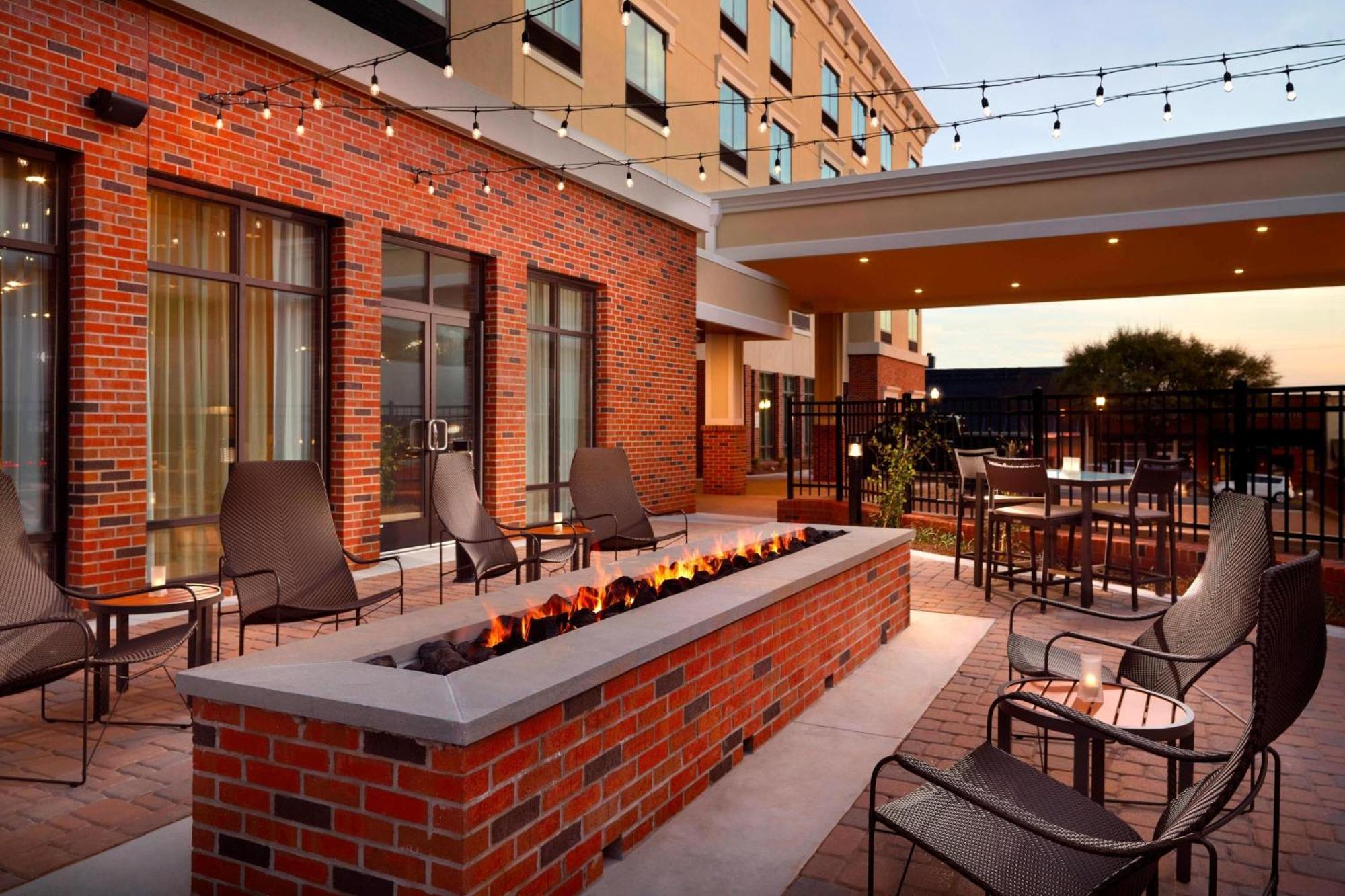Courtyard By Marriott Lagrange Hotel Exterior foto